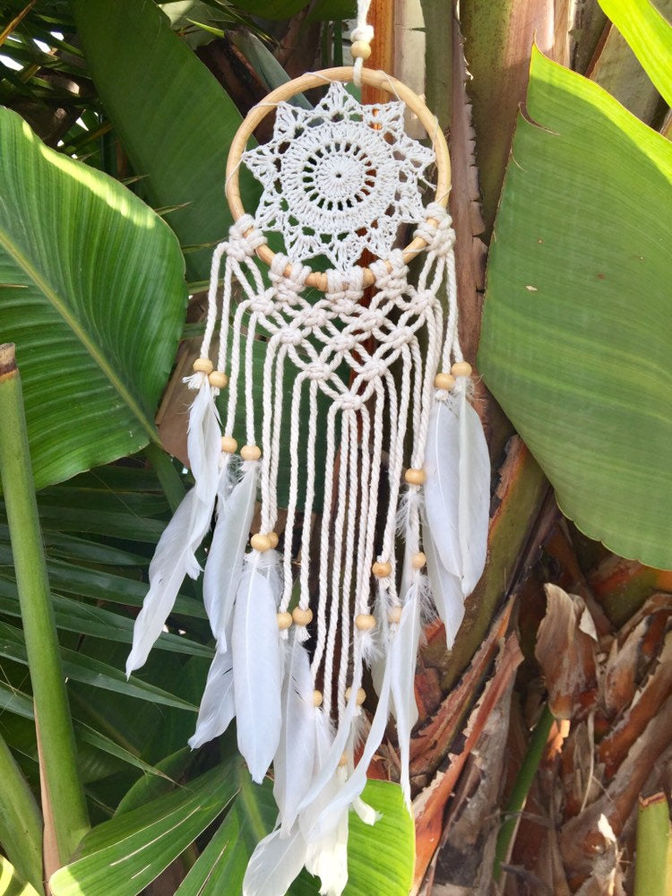 White dream catcher with feathers. – Be unique Ibiza