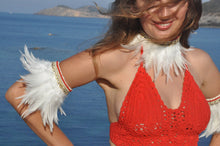 Load image into Gallery viewer, White feathers necklace/armband with shells.
