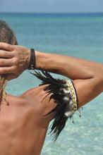 Load image into Gallery viewer, Black feathers with cowrie shells necklace/armband.
