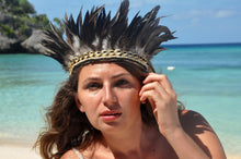 Load image into Gallery viewer, Black feathers with cowrie shells necklace/armband.
