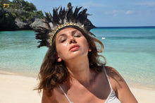 Load image into Gallery viewer, Black feathers with cowrie shells necklace/armband.
