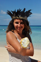 Load image into Gallery viewer, Black feathers with cowrie shells necklace/armband.
