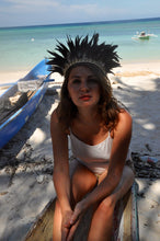 Load image into Gallery viewer, Black feathers with cowrie shells necklace/armband.
