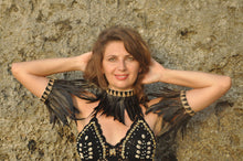 Load image into Gallery viewer, Black feathers necklace/armband with golden beads.
