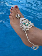 Load image into Gallery viewer, Barefoot sandals/anklet with shells.
